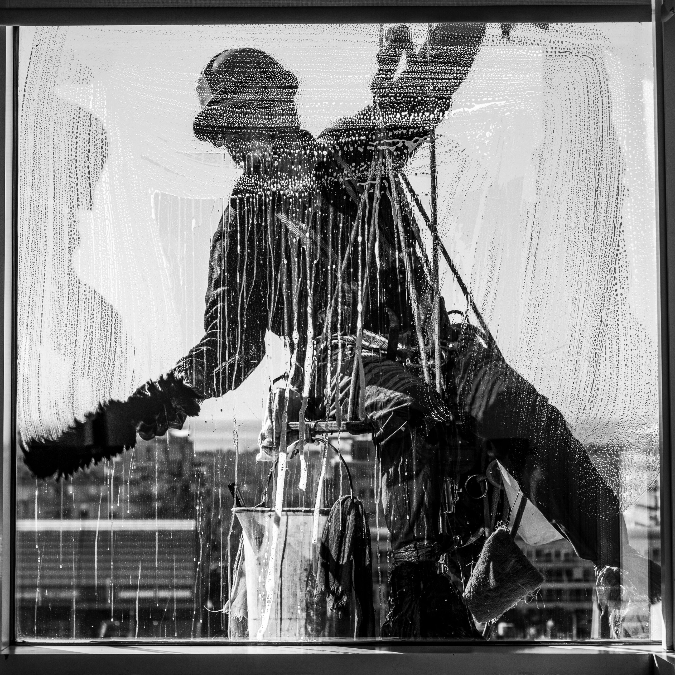 Black and white photo of a window cleaner in Buenos Aires.